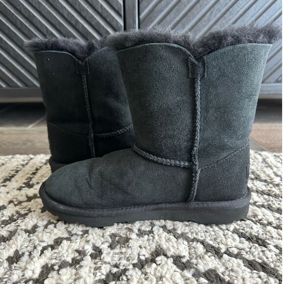 Girls UGG Bailey Button Black Size 2 - Picture 6 of 9